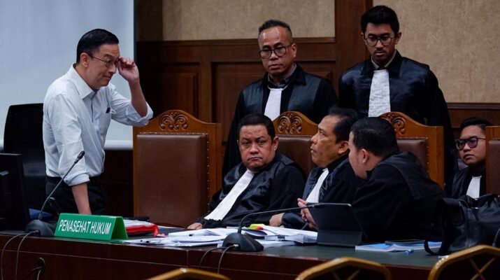 Tom Lembong berdiskusi dengan tim penasihat hukum dalam sidang kasus impor gula di Pengadilan Tipikor.