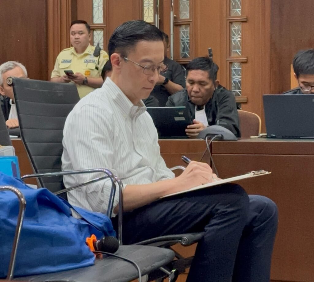 Tom Lembong mencatat serius selama sidang kasus importasi gula di Pengadilan Tipikor Jakarta Pusat.