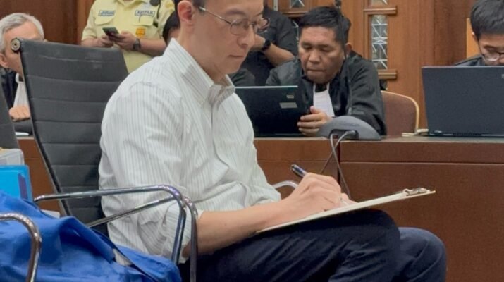 Tom Lembong mencatat serius selama sidang kasus importasi gula di Pengadilan Tipikor Jakarta Pusat.
