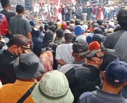 Warga Pati berdemonstrasi di kantor kabupaten, menuntut bupati mundur