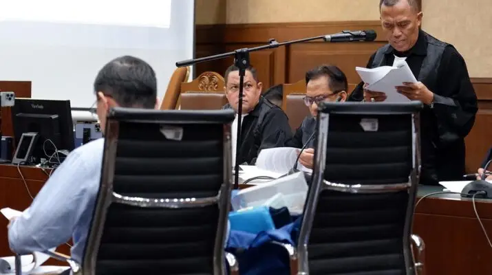 Sugito Atmo Pawiro membacakan pledoi di ruang sidang kasus Tom Lembong, ekspresi tenang penuh keyakinan.