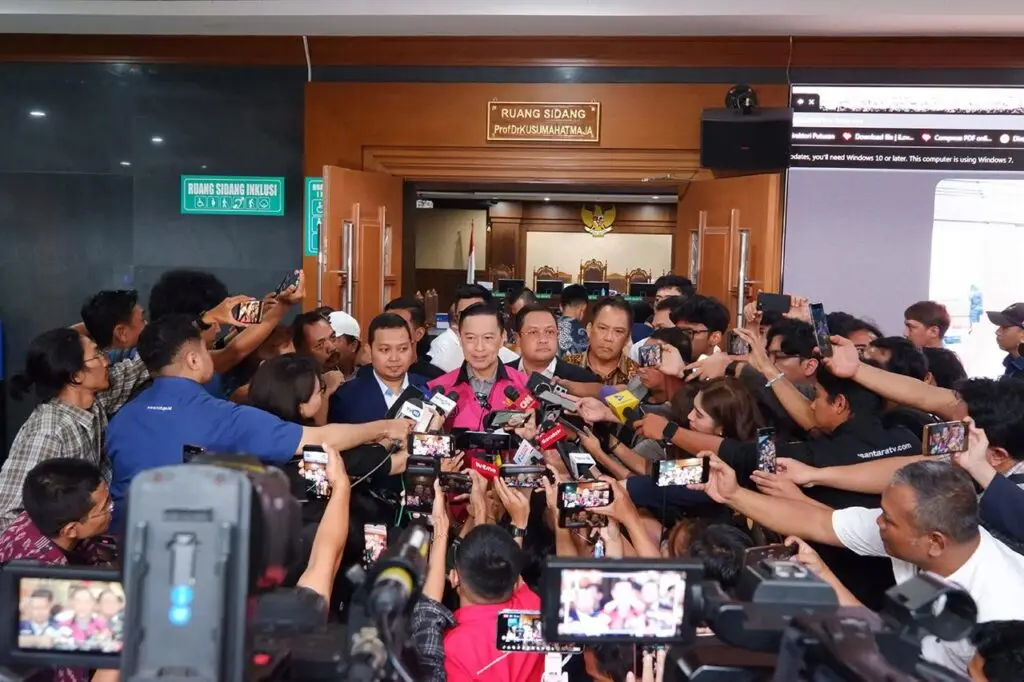 Sejumlah wartawan dan kru media mengelilingi Tom Lembong serta tim hukumnya di depan Ruang Sidang Prof. Dr. Kusumah Atmadja, dengan mikrofon dan kamera menyorot mereka setelah sidang