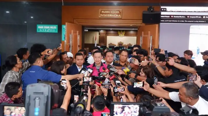 Sejumlah wartawan dan kru media mengelilingi Tom Lembong serta tim hukumnya di depan Ruang Sidang Prof. Dr. Kusumah Atmadja, dengan mikrofon dan kamera menyorot mereka setelah sidang