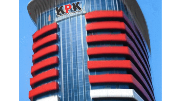 Gedung Merah Putih KPK di Jakarta, dengan fasad modern berwarna merah dan putih, berdiri kokoh di bawah langit cerah.