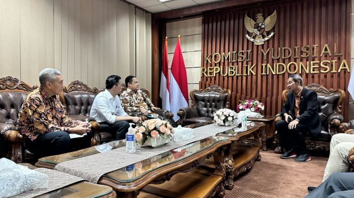 Tom Lembong didampingi Tim Penasehat Hukumnya mendatangi kantor Komisi Yudisial