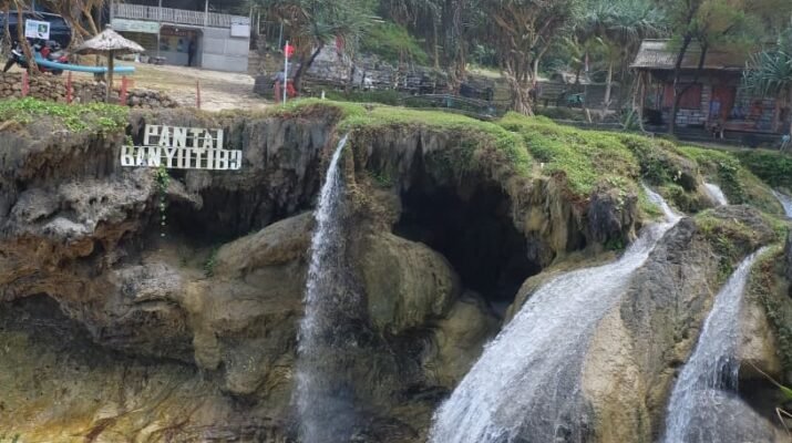 Foto air terjun ydng mengalir hingga ke pantai Banyu Tibo