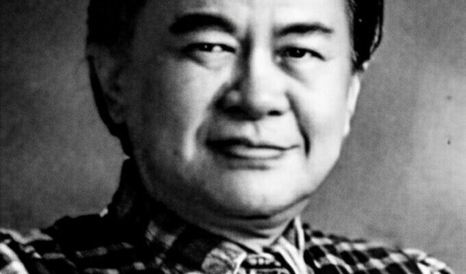 Koh Hwat alias Handoyo Wibowo (Oei Tjhian Hwat)—menghabiskan banyak waktunya untuk mengalirkan kata demi kata dalam bahasa Jawa, merangkai geguritan