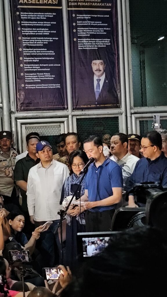 Thomas Lembong didampingi Zaid Mushafi, tim hukum, memberi pernyataan pers usai keluar dari tahanan.
