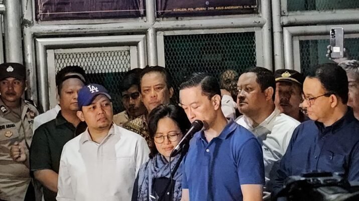 Thomas Lembong didampingi Zaid Mushafi, tim hukum, memberi pernyataan pers usai keluar dari tahanan.